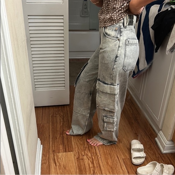 MOTHER Denim Snacks! The Side Dish Cargo Skimp Jeans in Salt & Pepper - Picture 5 of 10